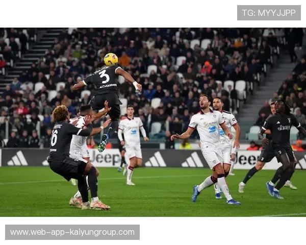 任意球穿过人墙直挂上角,成就足球场上的绝美瞬间 任意球穿过人墙直挂上角,成就足球场上的绝美瞬间